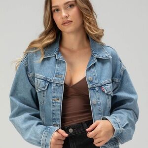 Levi's Cropped Denim Jacket in Medium Wash